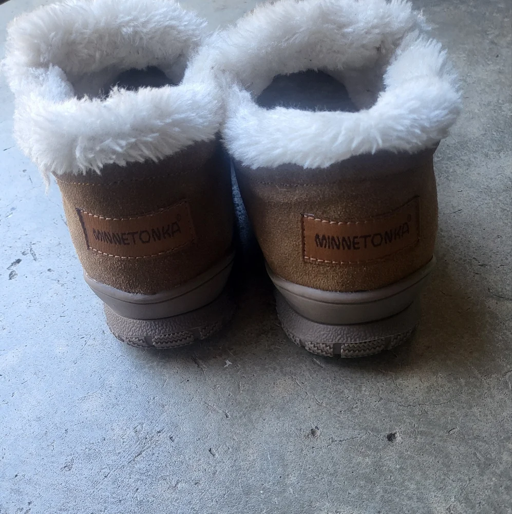 Brown Suede Women's Minnetonka Boots with Faux Fur Lining Size 8 - Picture 3 of 7